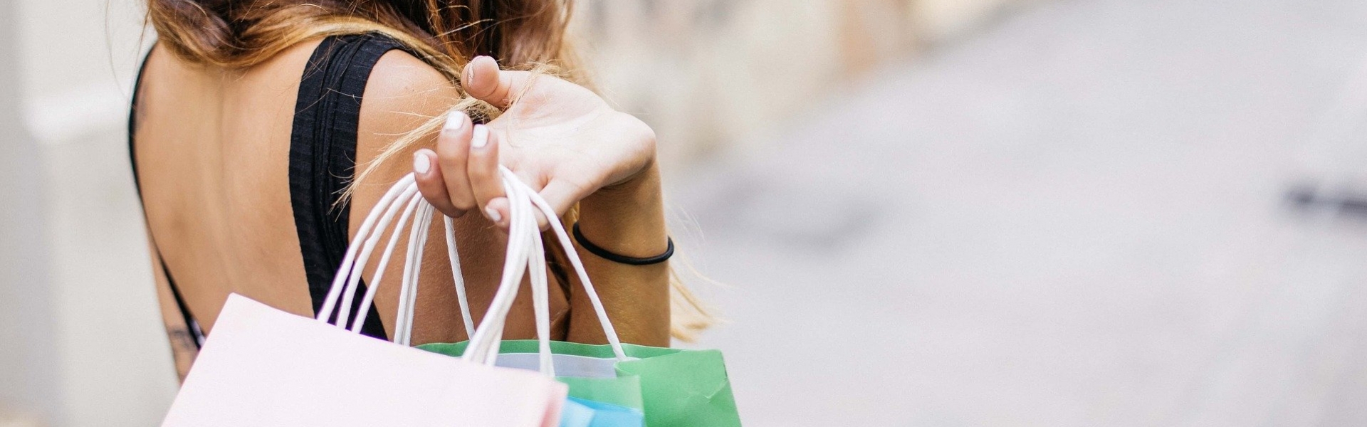 Frau mit Einkaufstaschen